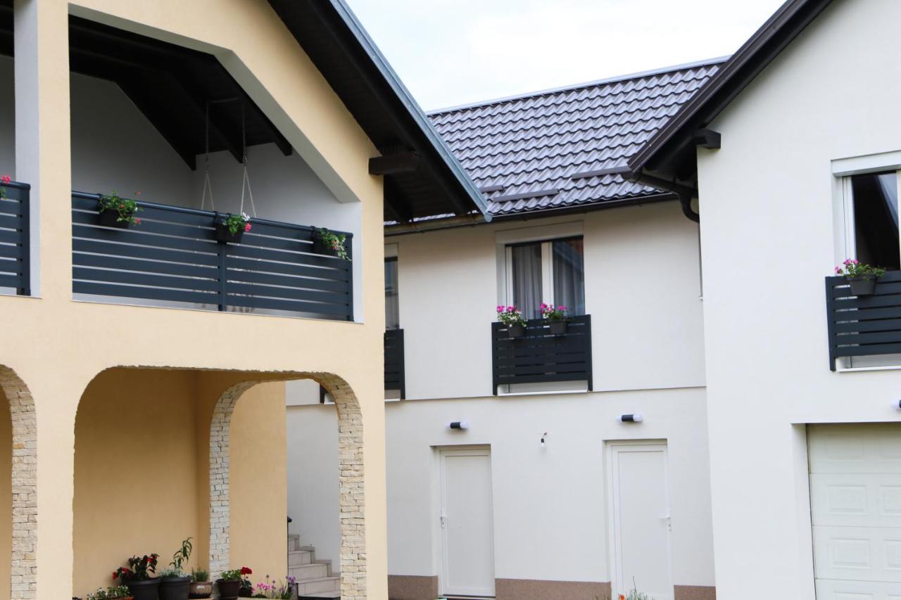 Flora Studio Apartments Korenica Exteriér fotografie